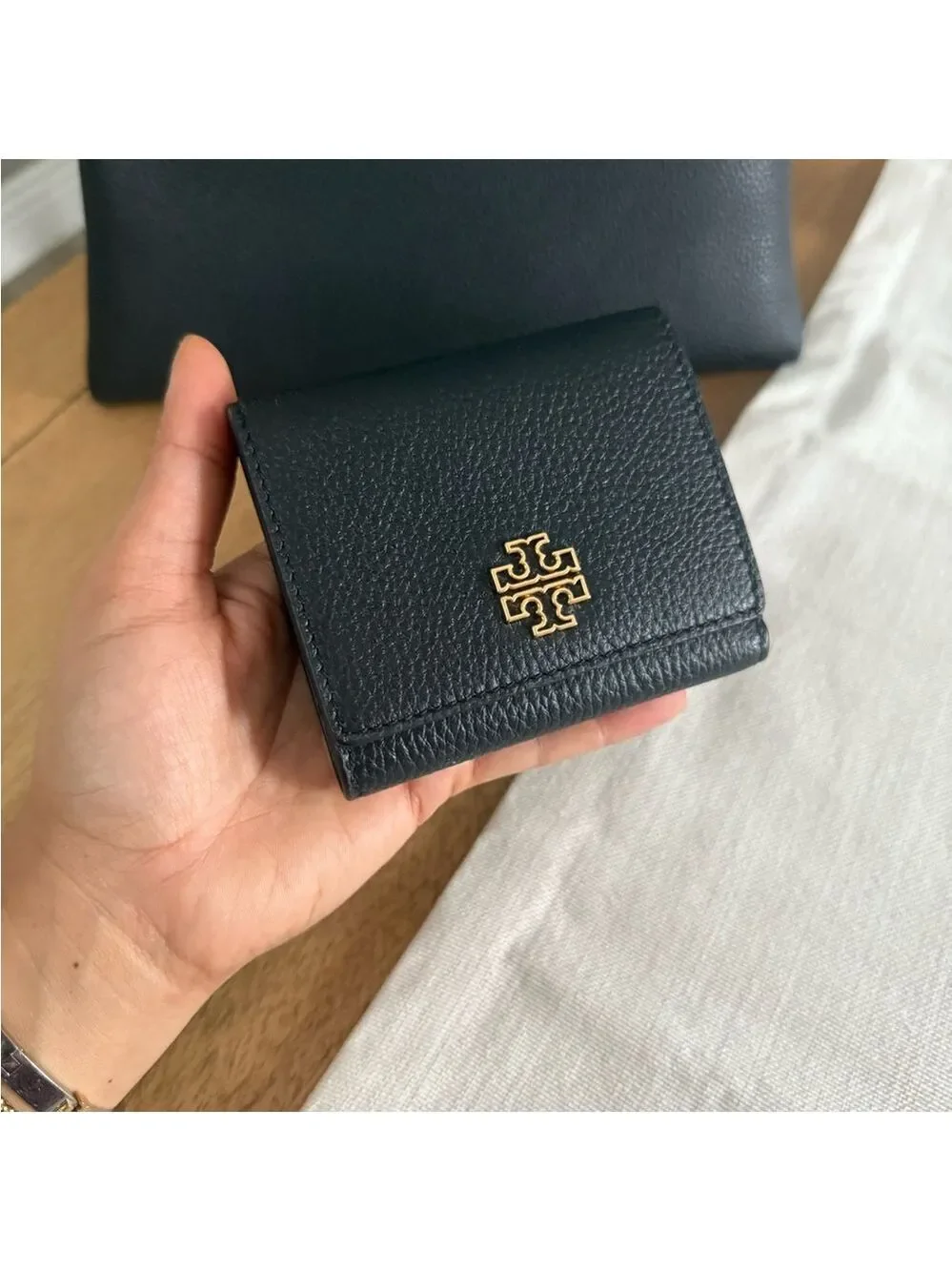 New Tory Burch Britten Compact Pebbled Leather Wallet in Black